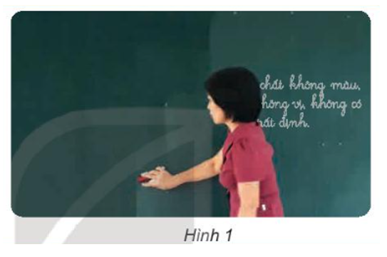 Khi lau bảng bằng khăn ẩm (Hình 1), chỉ một lát sau bảng khô. Vậy nước ở bảng đã đi đâu? (ảnh 1)