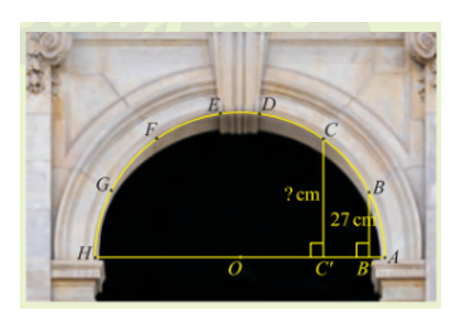 Trong kiến trúc, các vòm cổng bằng đá thường có hình nửa đường tròn để có thể chịu lực tốt. Trong hình bên, vòm cổng được ghép bởi sáu phiến đá hai bên tạo thành các cung AB, BC, CD, EF, FG, GH bằng nhau và một phiến đá chốt ở đỉnh. Nếu biết chiều rộng cổng và khoảng cách từ điểm B đến đường kính AH, làm thế nào để tính được khoảng cách từ điểm C đến AH? (ảnh 1)