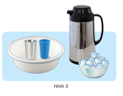 Em có một cốc nhựa, một cốc nhôm, một chậu nước nóng và một ít nước đá (Hình 3). Hãy đề xuất cách làm thí nghiệm chứng tỏ nhôm dẫn nhiệt tốt hơn nhựa.   (ảnh 1)