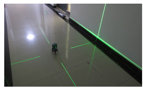 Thước laser phát tia laser, khi tia này quay sẽ tạo ra mặt phẳng ánh sáng (Hình 41). Giải thích tại sao các thước kẻ laser lại giúp người thợ xây dựng được đường thẳng trên tường hoặc sàn nhà. (ảnh 2)