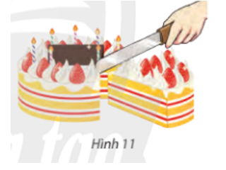 Khi dùng dao cắt các lớp bánh (Hình 11), giả sử bề mặt các lớp bánh là các mặt phẳng song song và con dao được xem như mặt phẳng (P), nêu kết luận về các giao tuyến tạo bởi (P) với các bề mặt của các lớp bánh. Giải thích.  (ảnh 1)