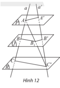 Cho ba mặt phẳng song song (P), (Q), (R) lần lượt cắt hai đường thẳng a và a’ tại các điểm A, B, C và A’, B’, C’. Gọi B1 là giao điểm của AC’ với (Q) (Hình 12). (ảnh 1)