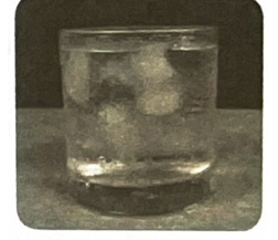 Khoanh vào chữ cái trước giải thích đúng về hiện tượng cốc nước lạnh có nhiều giọt nước nhỏ bám phía ngoài thành cốc khi để trong không khí (hình bên).   (ảnh 1)