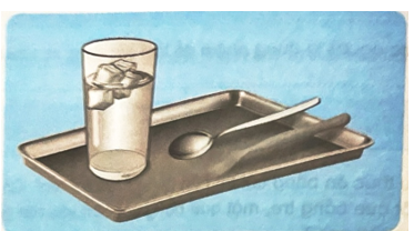 Tìm hiểu thí nghiệm hình dưới và lựa chọn các từ/ cụm từ: cốc nước, dẫn nhiệt, lạnh hơn, nước đá, thìa kim loại, thìa nhựa điền vào chỗ (…) để hoàn thành báo cáo thí nghiệm theo mẫu dưới đây.    (ảnh 1)
