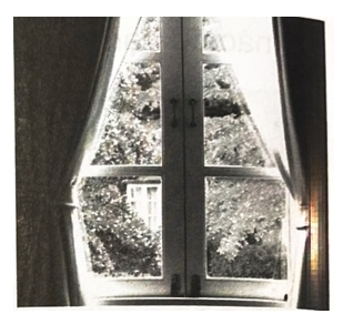 Quan sát hình và cho biết tác dụng của cửa kính và rèm cửa. (ảnh 1)