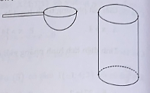 Một người dùng một cái ca hình bán cầu (Một nửa hình cầu) có bán kính là 3 (cm) để múc nước đổ vào một cái thùng hình trụ chiều cao 10 (cm)  (ảnh 1)