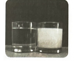 a) Quan sát hình bên và cho biết cốc nào chứa nước, cốc nào chứa sữa? Vì sao em biết?    (ảnh 1)
