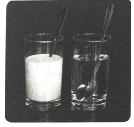 b) Em nhìn thấy phần dưới của chiếc thìa trong cốc sữa hay cốc nước? Vì sao? (ảnh 1)