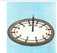 Đồng hồ mặt trời sử dụng bóng của một vật dưới ánh sáng mặt trời tại các thời điểm khác nhau trong ngày để biết thời gian.    a) Dùng một chiếc bút chì, một đĩa giấy, đèn pin và bút dạ để tạo ra một đồng hồ mặt trời đơn giản như hình vẽ.  b) Mô tả cách hoạt động của đồng hồ đó.  c) Sử dụng đồng hồ mặt trời em tạo ra có những hạn chế nào so với đồng hồ nhà em đang sử dụng?  (ảnh 1)