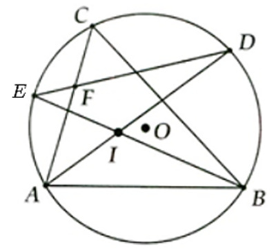 Cho tam giác ABC nội tiếp đường tròn tâm O. Các tia phân giác của các góc A và B cắt  (ảnh 1)