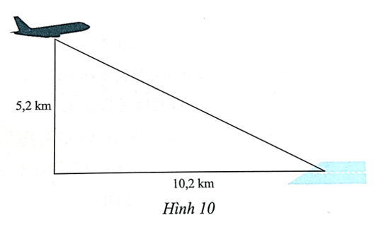 Một máy bay đang ở độ cao 5,2 km. Khoảng cách từ hình chiếu vuông góc của máy bay xuống mặt đất đến vị trí A của sân bay là 10,2 km (Hình 10). Tính khoảng cách từ vị trí máy bay đến vị trí A của sân bay.   (ảnh 1)