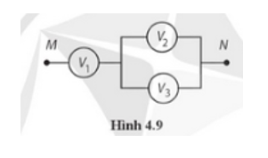 Ở Hình 4.9, các vôn kế V1, V2, V3 có điện trở lần lượt là R, 1,5R và 3R. Đặt vào hai điểm M và N một hiệu điện thế thì số chỉ của các vôn kế tương ứng là U1, U2, U3.  (ảnh 1)