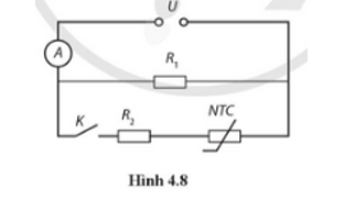 Cho mạch điện (Hình 4.8). NTC là điện trở nhiệt ngược. R1=5,0ôm, R2=6,4ôm . Bỏ qua điện trở của ampe kế và dây nối. Khi ngắt công tắc K, ampe kế A chỉ 0,48 A. (ảnh 1)