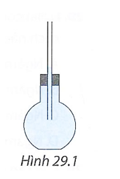 Khi đặt bình cầu chứa nước ở nhiệt độ phòng (Hình 29.1) vào nước nóng thì mới đầu cột nước (ảnh 1)