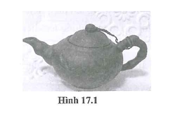 Vì sao trên nắp ấm pha trà thường có một lỗ nhỏ (hình 17.1)? (ảnh 1)