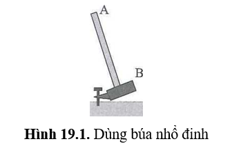 Trong hình 19.1, để dùng búa nhổ đinh thì tay người nên tác dụng lực vào điểm nào, đầu A hay đầu B? Giải thích cách lựa chọn, chỉ rõ vị trí điểm tựa, cánh tay đòn và vẽ hướng của lực tác dụng khỉ đó. (ảnh 1)