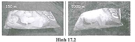 Quan sát thể tích của gói bánh khi một người leo núi cầm theo ở độ cao 150 m và ở độ cao 2 000 m so với mực nước biển (hình 17.2). Vì sao lại có sự thay đổi thể tích như vậy? (ảnh 1)
