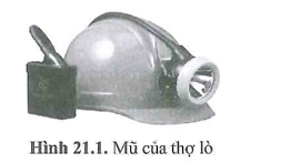 Chiếc mũ của người thợ lò (hình 21.1) có một bóng đèn LED, một công tắc và một acquy và các dây dẫn điện.   Em hãy vẽ sơ đồ mạch điện của chiếc mũ. (ảnh 1)