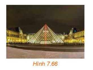 Tháp lớn tại Bảo tàng Louvre ở Paris (H.7.66) (với kết cấu kính và kim loại) có dạng  hình chóp với đáy là hình vuông có cạnh bằng 34 m, các cạnh bên bằng nhau và có độ dài xấp xỉ 32,3 m (theo Wikipedia.org). Giải thích vì sao hình chiếu của đỉnh trên đáy là tâm của đáy tháp. (ảnh 1)