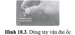 Để gắn đai ốc vào bu lông, lúc đầu người thợ có thể vặn bằng tay (hình 18.3). Sau đó để siết chặt ốc, người thợ phải dùng một chiếc cờ-lê. Hãy giải thích cách làm này của người thợ. (ảnh 1)