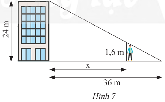 Một tòa nhà cao 24 m, đổ bóng nắng dài 36 m trên đường như Hình 7. Một người cao 1,6 m muốn đứng trong bóng râm của tòa nhà.  (ảnh 1)