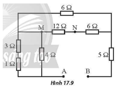 Cho mạch điện như Hình 17.9. Hỏi cần phải đặt vào giữa hai điểm A và B một hiệu điện thế (ảnh 1)
