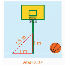 Một cột bóng rổ được dựng trên một sân phẳng. Bạn Hùng đo khoảng cách từ một điểm trên sân, cách chân cột 1 m đến một điểm trên cột, cách chân cột 1 m được kết quả là 1,5 m (H.7.27). Nếu phép đo của Hùng là chính xác thì cột có vuông góc với sân hay không? Có thể kết luận rằng cột không có phương thẳng đứng hay không? (ảnh 1)