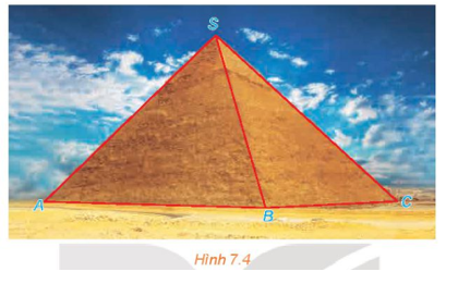 Kim tự tháp Kheops là kim tự tháp lớn nhất trong các kim tự tháp ở Ai Cập, được xây dựng vào thế kỉ thứ 26 trước Công nguyên và là một trong bảy kì quan của thế giới cổ đại. Kim tự tháp có dạng hình chóp với đáy là hình vuông có cạnh dài khoảng 230 m, các cạnh bên bằng nhau và dài khoảng 219 m (kích thước hiện nay).  (Theo britannica.com). Tính (gần đúng) góc tạo bởi cạnh bên SC và cạnh đáy AB của kim tự tháp    (ảnh 1)