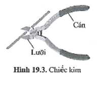 Ở chiếc kìm cắt dây thép (hình 19.3), mỗi nhánh kìm gồm cán và phần lưỡi cắt có thể quay quanh chốt cố định, có vai trò như đòn bẩy. Hãy sử dụng các mũi tên biểu diễn lực để mô tả cách dùng lực tác dụng lên cán kim để cắt được dây thép. (ảnh 1)