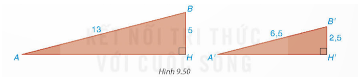 Các tam giác vuông AHB và A'H'B' trong Hình 9.50 mô tả hai con dốc có chiều dài lần lượt là AB = 13 m (ảnh 1)