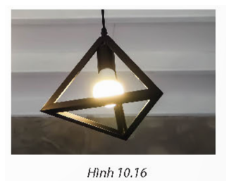 Nhà bạn Thu có một đèn trang trí có dạng hình chóp tam giác đều như Hình 10.16. Các cạnh của (ảnh 1)