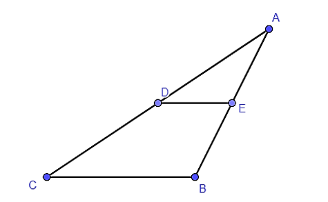 Cho tam giác ABC, DE là đường trung bình của tam giác (hình bên dưới). Khi đó tam giác AED đồng dạng tam giác ABC theo tỉ số đồng dạng k bằng: (ảnh 1)