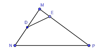 Cho tam giác MNP có MN = 18 cm, MP = 27 cm, NP = 30 cm. Gọi D là trung điểm của MN, E thuộc (ảnh 1)