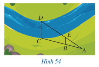 Trong Hình 54, độ rộng của khúc sông được tính bằng khoảng cách giữa hai vị trí C, D. Giả sử chọn được các vị trí A, B, E sao cho ∆ABE ᔕ ∆ACD và đo được AB = 20 m, AC = 50 m, BE = 8 m. Tính độ rộng của khúc sông đó.   (ảnh 1)