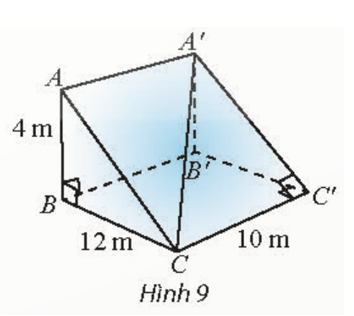 Một con dốc có dạng hình lăng trụ đứng tam giác với kích thước như trong Hình 9. (ảnh 1)