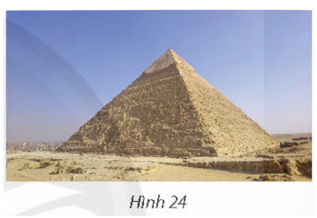 Cho biết kim tự tháp Khafre tại Ai Cập có dạng hình chóp tứ giác đều với chiều cao khoảng 136m (ảnh 1)