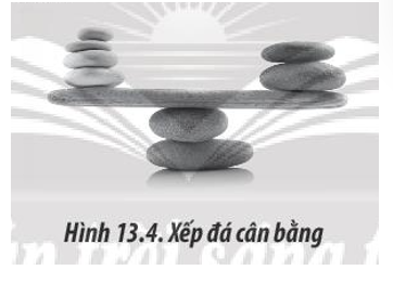 Trò chơi “Xếp đá cân bằng” là môn nghệ thuật sao cho việc sắp xếp những hòn đá lên nhau được cân bằng như Hình 13.4. Dưới góc nhìn vật lí, em hãy cho biết nguyên nhân chính tạo nên sự cân bằng của hệ các viên đá. (ảnh 1)