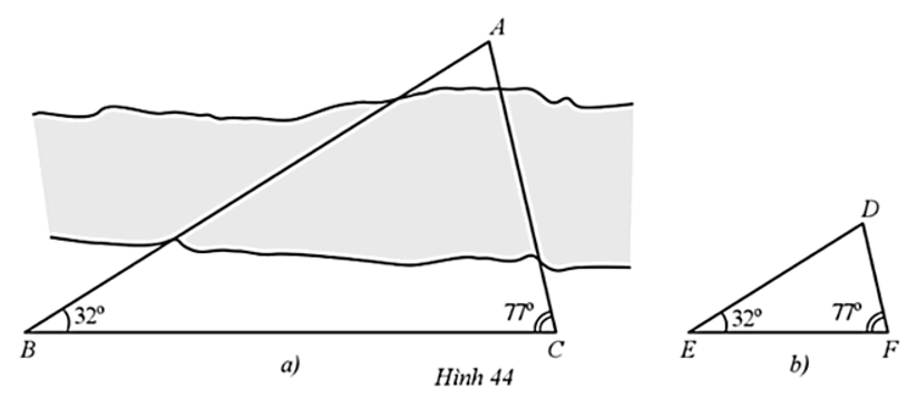 Bác An cần đo khoảng cách AC, với A, C nằm ở hai bên bờ của một hồ nước (Hình 44a). Bác An đã tiến hành đo như sau: • Chọn điểm B trên bờ (có điểm C) sao cho BC = 20 m; • Dùng thước đo góc, đo được các góc   Chứng minh rằng: Nếu thực hiện vẽ trên giấy một tam giác DEF sao cho EF = 10 (cm),     (Hình 44b); Đo dộ dài đoạn DF và già sử DF = a (cm) thì độ dài AC mà bác An cần đo là 2a (m).   (ảnh 1)