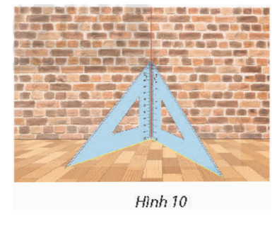 Mô tả cách kiểm tra một bức tường vuông góc với mặt sàn bằng hai cái êke trong Hình 10.  (ảnh 1)