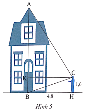Một người dùng thước êke để đo chiều cao một toà nhà. Biết chiều cao từ chân đến mắt  (ảnh 1)