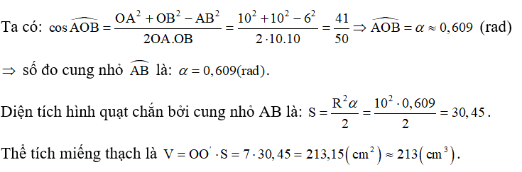 Nga làm thạch rau câu có dạng khối trụ với đường kính 20 cm và chiều cao bằng 7 cm. Nga cắt dọc theo đường sinh một miếng từ khối thạch này (như hình vẽ) biết O, Oˈ là tâm của hai đường tròn đáy, đoạn thẳng AB = 6cm. Hỏi thể tích của miếng thạch cắt ra gần bằng với giá trị nào sau đây? (ảnh 2)