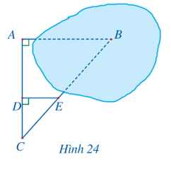 Để đo khoảng cách giữa hai vị trí A và B trong đó B không tới được, người ta tiến hành chọn các vị trí C, D, E như ở Hình 24 và đo được AC = 50 m, CD = 20 m, DE = 18 m. Hỏi khoảng cách giữa hai vị trí A và B là bao nhiêu?   (ảnh 1)