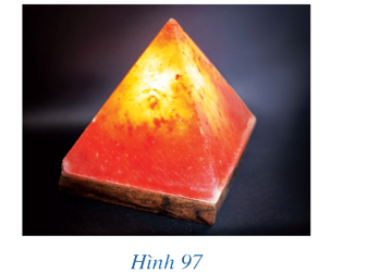 Một loại đèn đá muối có dạng khối chóp tứ giác đều (Hình 97). Tính theo a thể tích của đèn đá muối  (ảnh 1)