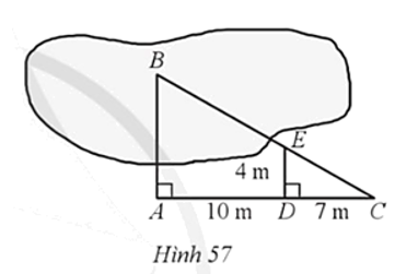 Để đo khoảng cách AB, trong đó điểm B không tới được, người ta tiến hành đo bằng cách lấy các điểm C, D, E sao cho AD = 10 m, CD = 7 m, DE = 4 m (Hình 57). Khi đó, khoảng cách AB (tính theo đơn vị mét và làm tròn kết quả đến hàng phần mười) là:   A. 9,3 m. B. 9,4 m. C. 9,6 m. D. 9,7 m. (ảnh 1)