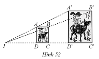 Quan sát Hình 52, biết các điểm A, B, C, D lần lượt là trung điểm của các đoạn thẳng IA’, IB’, IC’, ID’.   a) Cho biết hai tứ giác ABCD và A’B’C’D’ có đò̀ng dạng phối cảnh hay không? Nếu có, hãy chỉ ra tâm đồng dạng phối cảnh. b) Tứ giác A’B’C’D’ có là hình chữ nhật hay không, nếu tứ giác ABCD là hình chữ nhật? Vì sao? (ảnh 1)