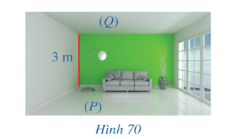 a) Trong Hình 70, sàn nhà và trần nhà của căn phòng gợi nên hình ảnh hai mặt phẳng song song (P), (Q). Chiều cao của căn phòng là 3 m. (ảnh 1)