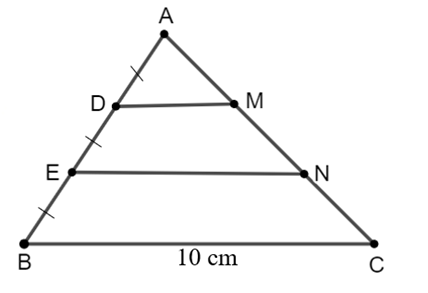 Cho tam giác ABC có cạnh BC = 10 cm. Trên cạnh AB lấy các điểm D, E sao cho  (ảnh 1)