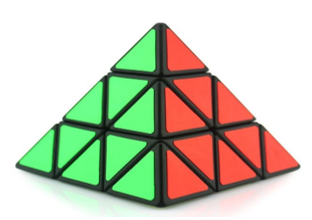 Một khối Rubic có dạng hình chóp tam giác đều. Biết chiều cao khoảng 5,88 cm, thể tích của khối Rubic là 44,002 cm3. Tính diện tích đáy  (ảnh 1)