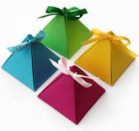 Bạn Hoa dự định làm 4 hộp quà có dạng hình chóp tứ giác đều như hình bên có cạnh đáy 6 cm, chiều cao của mặt bên  (ảnh 1)