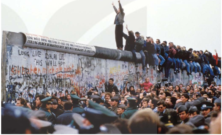 Sự kiện Bức tường Béc-lin sụp đổ (11-1989) là một trong những biểu tượng cho sự kết thúc của Chiến tranh lạnh (ảnh 1)